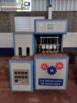 Sopradora de garrafas PET semi autom�tica com 4 cavidades