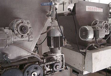 Dosadora de chocolate marca Siaht cont�nua com 32 bicos